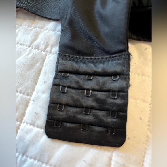 Black Strapless Convertible Push-Up Bra - Picture 5 of 9